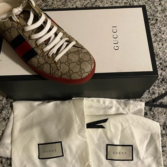 Gucci "New Ace" low-top sneaker in GG supreme canvas - Picture 5 of 12